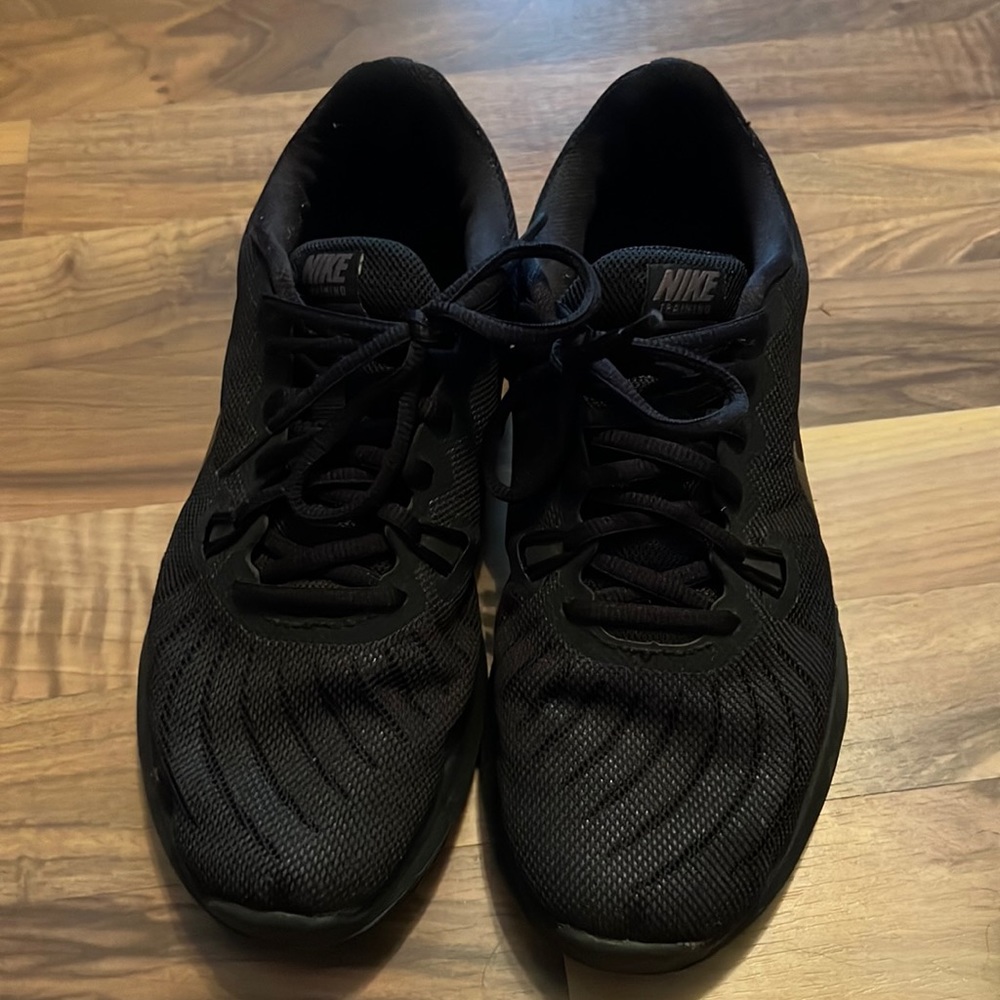 Black Nike shoes. Size 7.5 great condition. Gently worn.